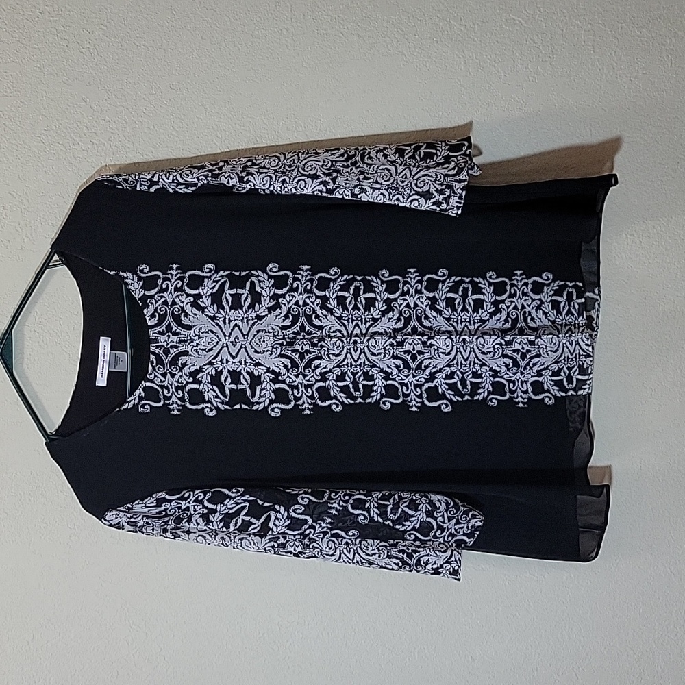 Gently Used Black and White Patterned Long Sleeve Top